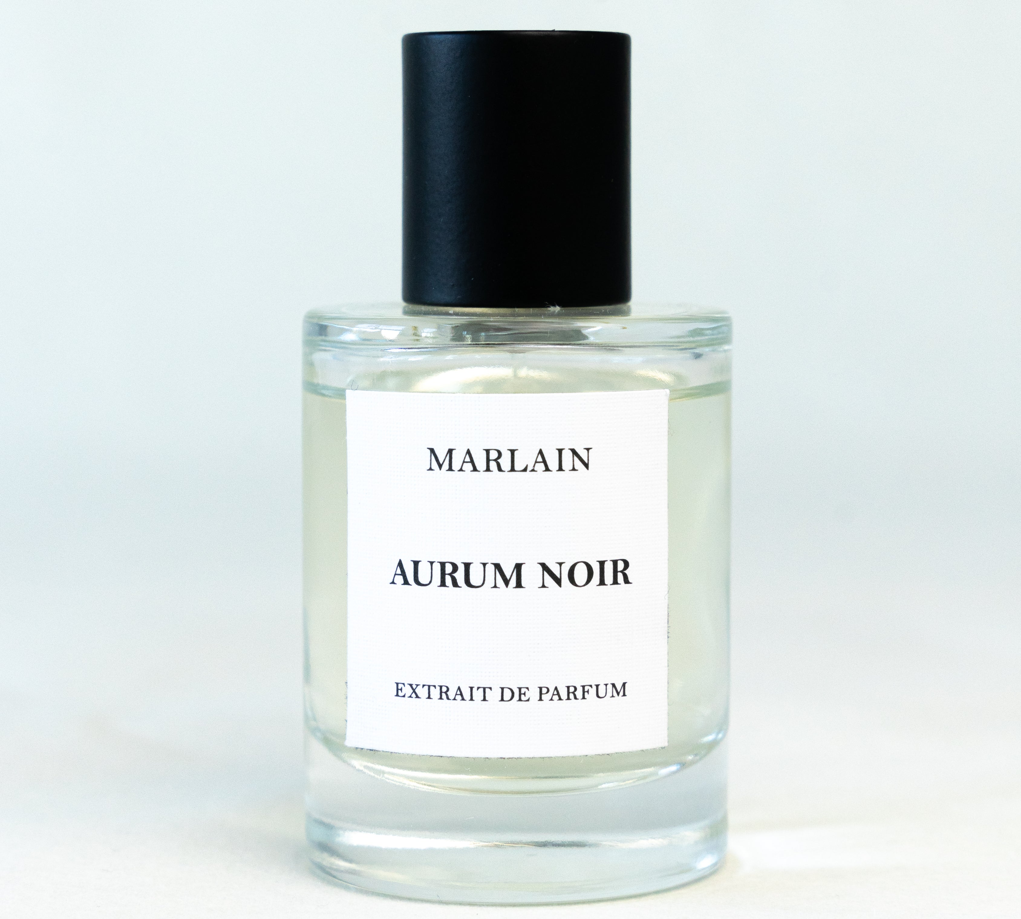 Aurum Noir vereint Orangenblüte, Sambac-Jasmin, Zedernholz, Vanille und Patchouli zu einem sinnlichen, intensiven Duft, der weibliche Sinnlichkeit perfekt zur Geltung bringt.