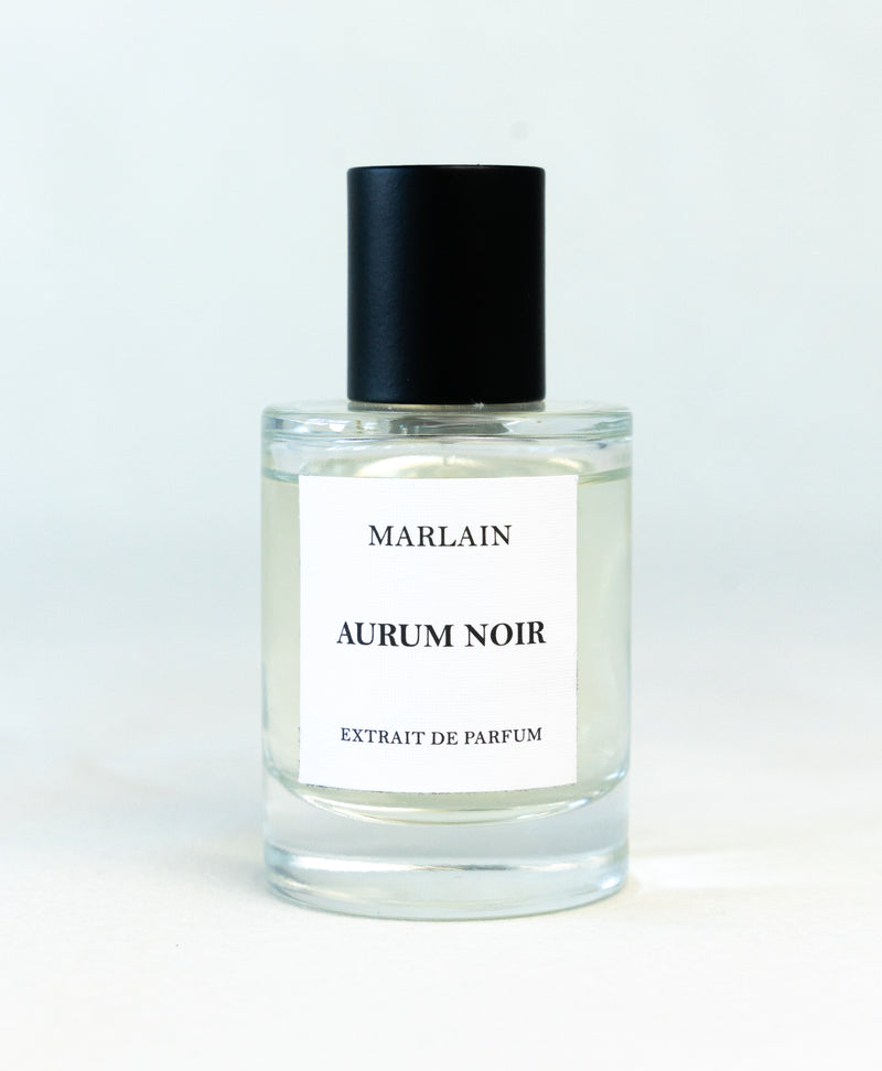 Aurum Noir vereint Orangenblüte, Sambac-Jasmin, Zedernholz, Vanille und Patchouli zu einem sinnlichen, intensiven Duft, der weibliche Sinnlichkeit perfekt zur Geltung bringt.