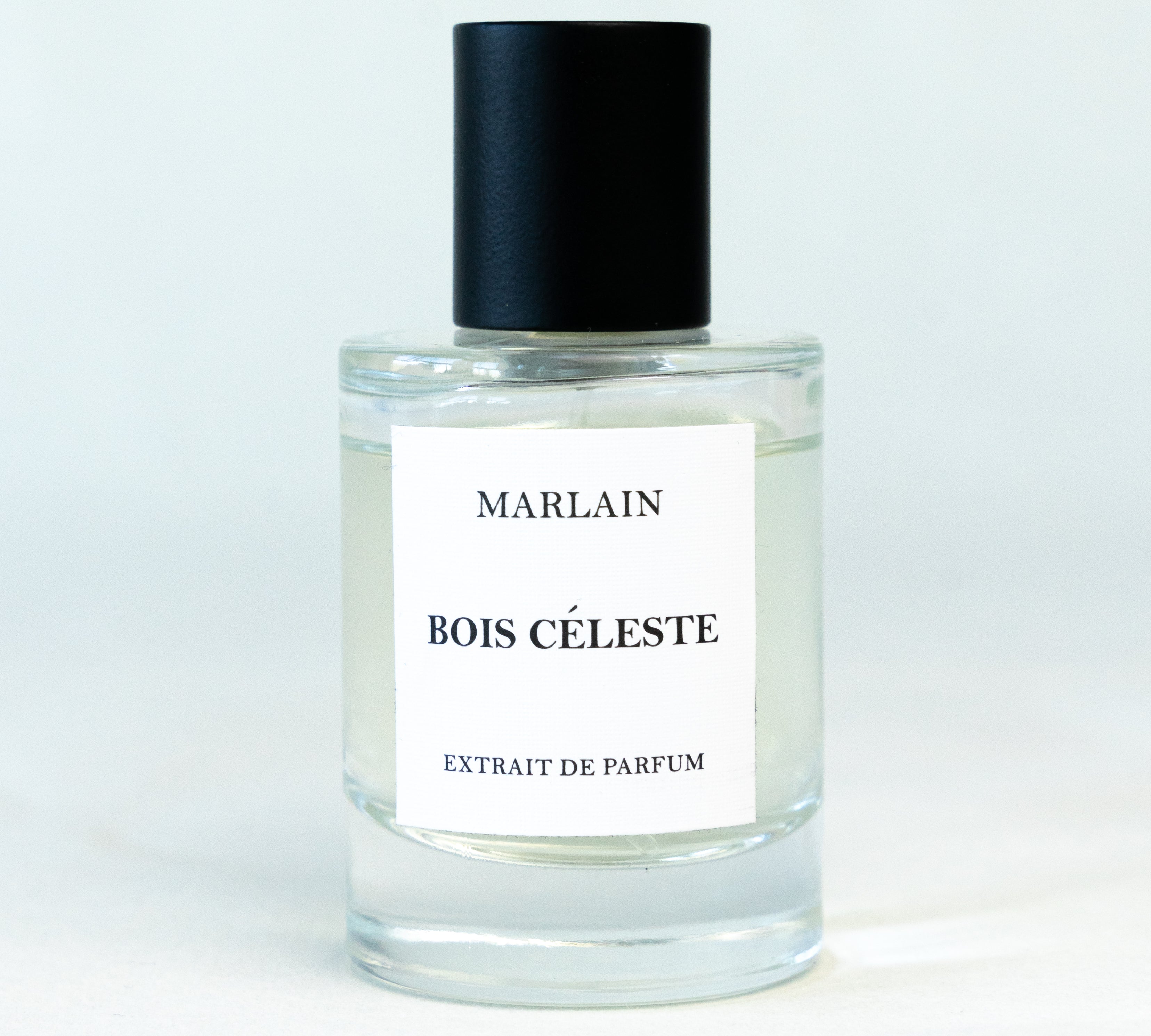 Erleben Sie Bois Celeste – ein Duft, der die Tiefe von Zedernholz mit der Frische von Kräutern und floralen Noten kombiniert. Perfekt für ein harmonisches, elegantes Gefühl.