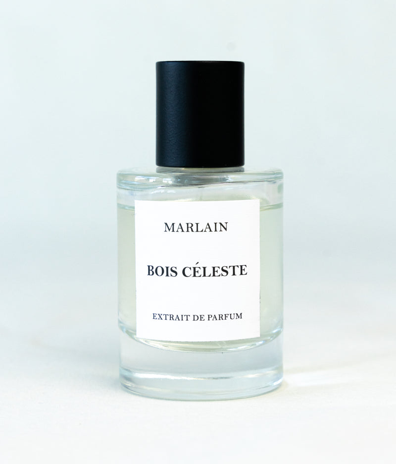 Erleben Sie Bois Celeste – ein Duft, der die Tiefe von Zedernholz mit der Frische von Kräutern und floralen Noten kombiniert. Perfekt für ein harmonisches, elegantes Gefühl.